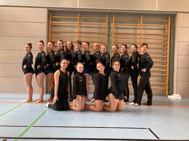 Gruppenbild der Gymnastik Mädels beim Landesturnfest in Ravensburg in der Sporthalle