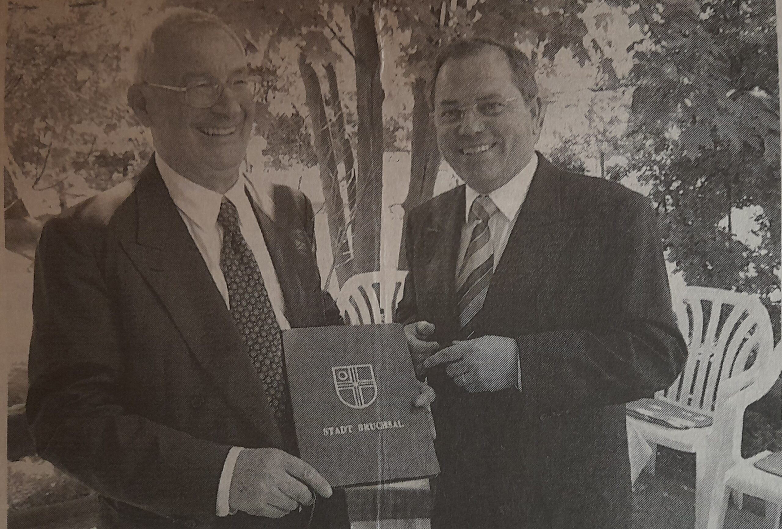 Verleihung der Bürgermedaille an Dekan a.D. Walter Schmitt durch Oberbürgermeister Bernd Doll beim 70. Geburtstag.